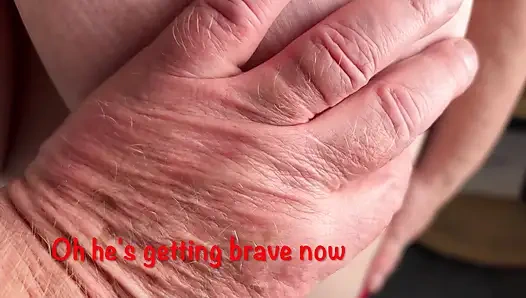 Bayan olgun ayaklar giyiniyor ve kameraman kendini alıkoyamıyor. 388