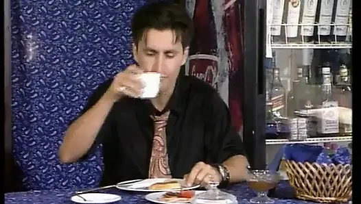 Bu kırmızı külotlu çoraplı alman bir bebek domalıyor ve sikiliyor