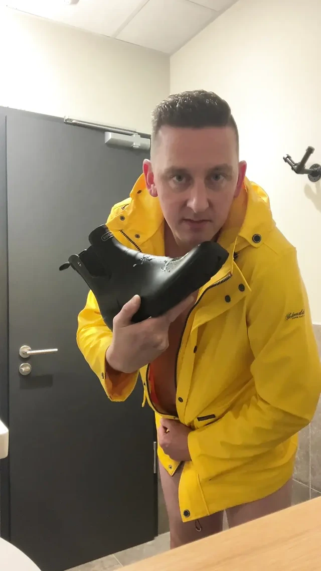 Eşcinsel bot fetişi ve büyük penisle yalama botudan sperm