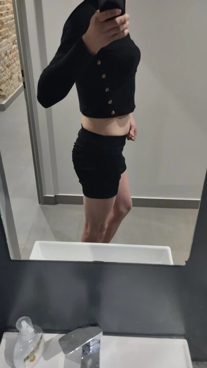 Genç bir crossdresser seksi vücudu