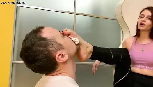 metresi aşağılıyor için koklamak ve yalamak onu terli çorap