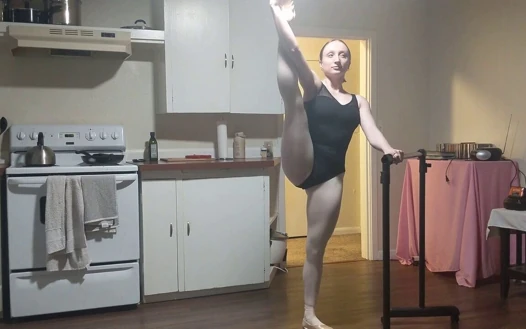 Lady Cherry leotard ve çıplak dans balesi