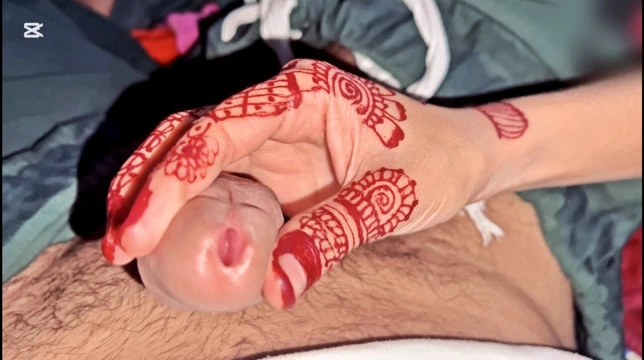 Üvey kız kardeş üvey erkek kardeşiyle porno videoları izliyor, Müslüman aile