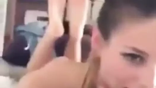 Sevimli hatun şehvetli bir sakso çekiyor