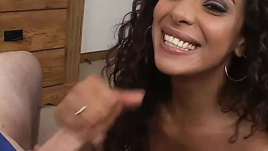 Ateşli esmer orta yaşlı seksi kadın arkadan sert sikiliyor