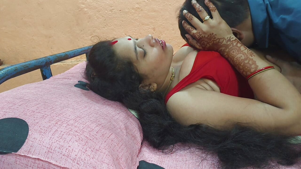 Seksi karım benimle sert sikişmek için öpüşmek ve katılmak istiyor