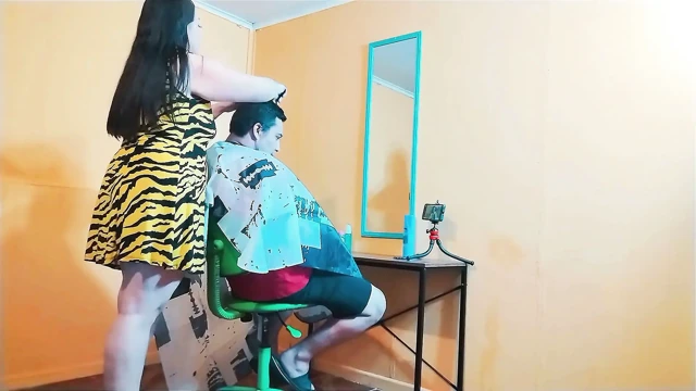 The best MILF hairdresser in town is my stepmother.