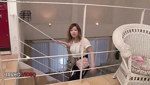 Olgun hatun Suzuna harika Asyalı dölleme eylemiyle kıvrımlarını sallıyor