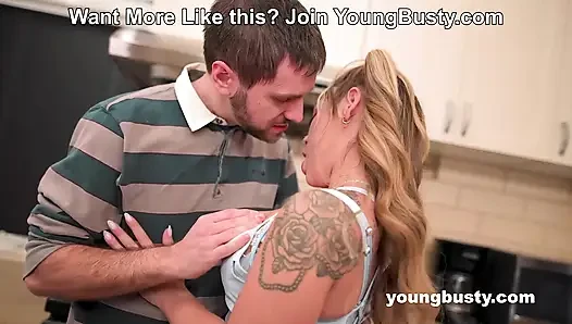 Azgın laura fox YoungBusty'de kahve yapmak yerine Dave March'ın yarağını emiyor