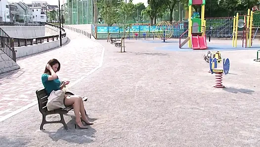 Kocası ihtiyaçlarını tatmin etmiyor, bu yüzden yemek mastürbasyonu yapıyor