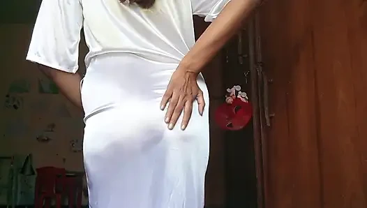 Sri Lankalı öğretmen Anne odasında tek başına