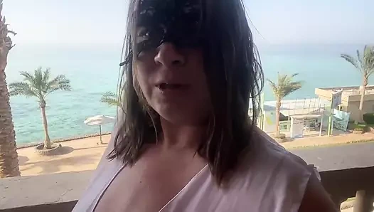 Açık balkonda kıllı amcık mastürbasyon yapıyor ve fışkırtarak orgazm oluyor.