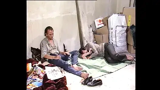 Sarışın kaltak azgın bir adamı emiyor