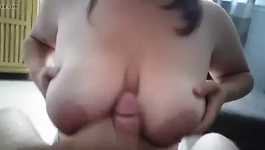 Mi sego sulle sue tettone e le riempio di sperma