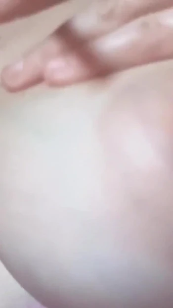 Эпический момент из "Сессии подпрыгивающего соло возбужденной милфы, курящей сигарету"