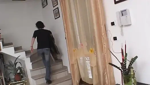 Masum genç kız sürtük üvey annesinin bir yabancıyla sikiştiğini öğreniyor