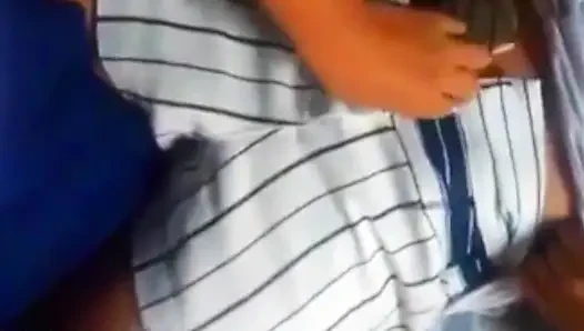 Azgın kız itaatkar bir şekilde büyük bir yarakla sikilmeyi seviyor.
