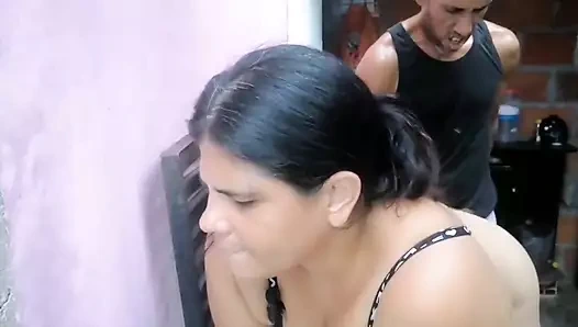 Üvey annemi evin verandasında yalnızken sikerim ve ona sevgililer günü hediyesi veririm