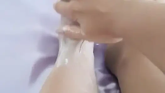 EL KREMI VE VÜCUT SÜTÜ ILE AYAK MASAJı