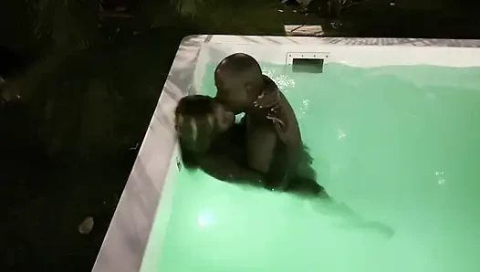 Xeinna Rose ve Jay Playhard ateşli bir havuz günü sikişinin tadını çıkarıyor