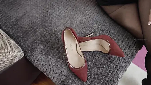 Ayak kadın egemenliği! Onu ateşli ayaklarıyla getiriyor!