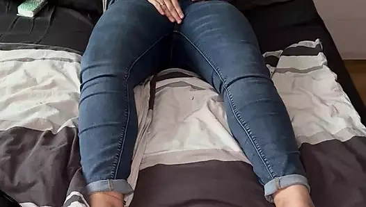 Yatakta mastürbasyon, birden fazla orgazm, parmaklama, klitoris, nemli, inleme, titreme, birkaç kez, geliyorum, alacağım