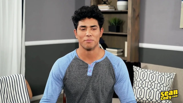 Sean Cody - latin Eddie odada ağır solo mastürbasyon klibi için büyük yarağını gösteriyor
