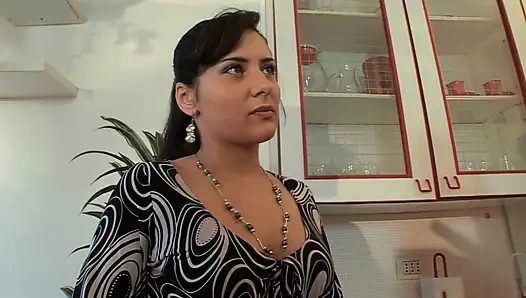 Eşi orada değil ve koca yeni işe alınan ev hizmetçisi