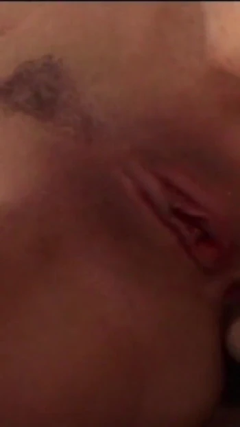 Падающий по челюсти момент из "Возбужденная мама-брюнетка обожает трахать член молодого ебаря"