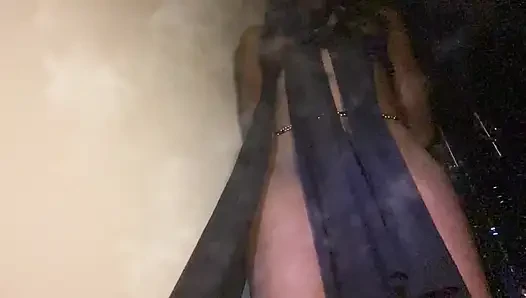 Ev yapımı amatör ince kalın Afrikalı zenci genç kız şişman ıslak amcıkla alay ediyor bakış açısı dansı
