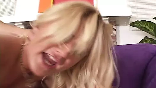 Dövmeli sarışın iki adamdan sert çifte penetrasyon alırken çığlık atıyor