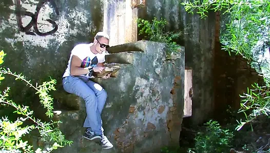 Kötü ve tahrik olmuş bir adam için ormanda seksi av