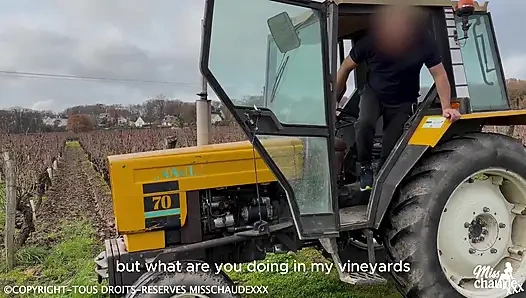 Beni Bir Çiftçi Tarafından Traktörde Seviştiriyorum, O Da Üzüm Bağlarında Beni Şaşırtıyor