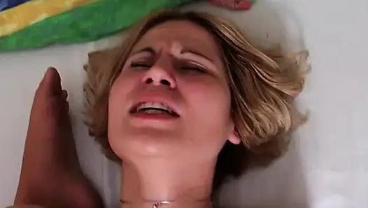 Ateşli Lezbiyenler Islak Amcıkları Yalıyor Ve Parmaklıyor