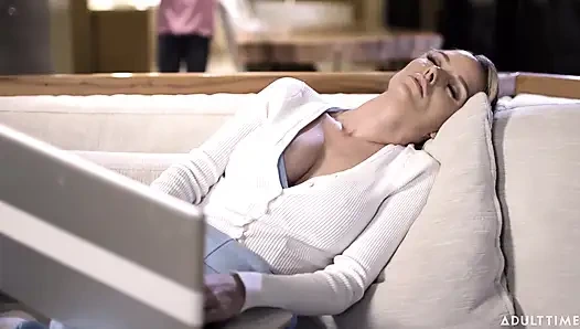 Annenin oğlu - sapık genç kız üvey annesini Pristine Edge'i işe odaklanasın diye sikişmeye ikna ediyor