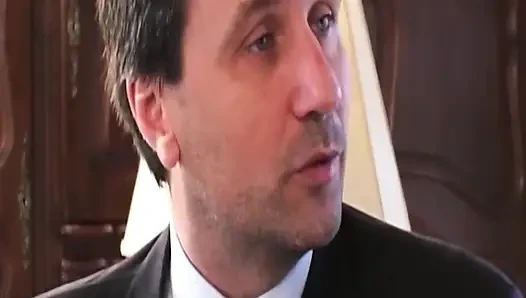 Olgun esmer orta yaşlı seksi kadın parmaklanıyor yalanıyor ve sert sikiliyor