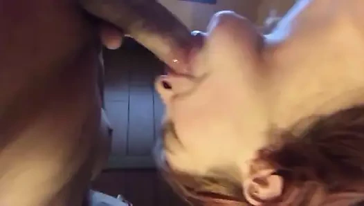 karısı öğürerek ve yarım yamalak derin boğaz üzerinde benim horoz