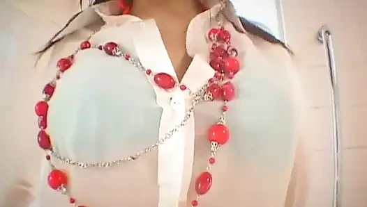 Büyük memeli g-cup aşırı yükleme. Rio'nun kıvrımları orta sahneyi alıyor - 3