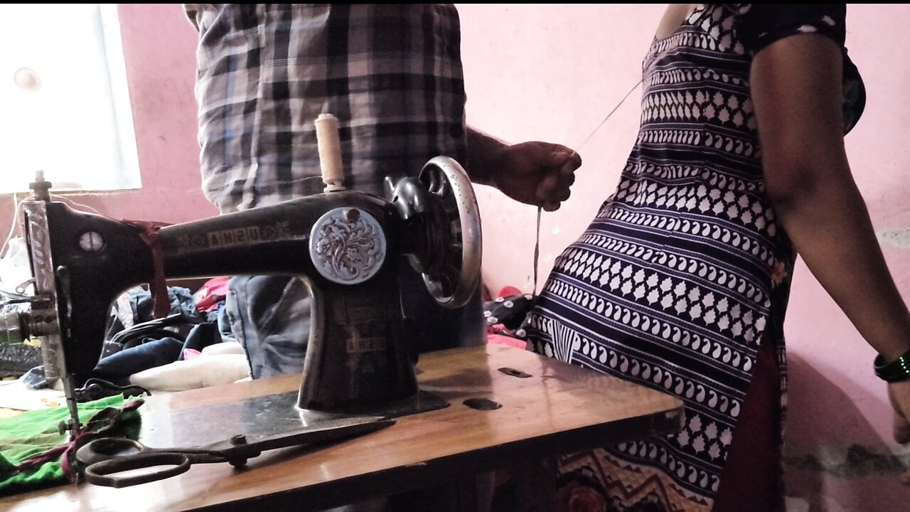 Tailor ne yenge ka naap lete lete bhabhi ko hi chod dala