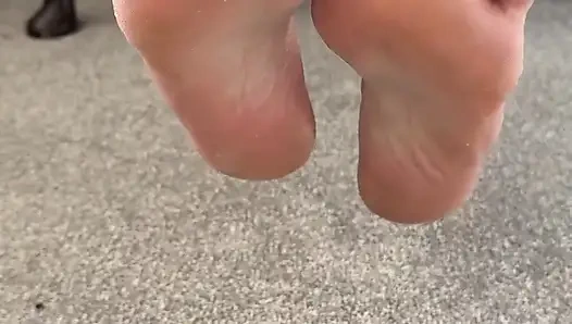 Ateşli terli ayak parmakları, benim için onları yalaman gerekiyor