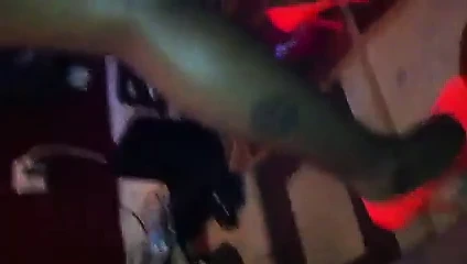 Turuncu ayakkabılar ezmek