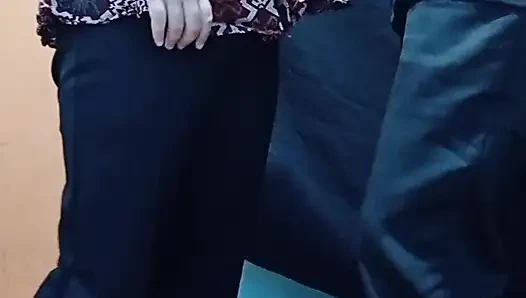 Binişte tesettürlü yalnız bir kadın