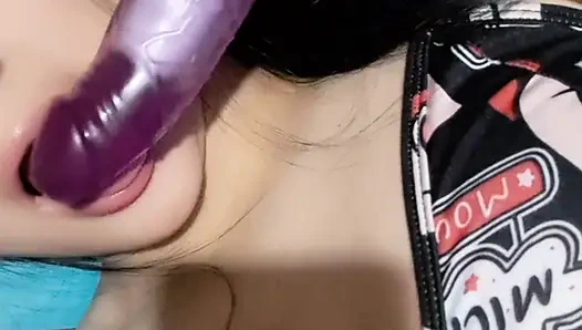 Hintli bakire mastürbasyon yapıyor ve götünü genişletiyor