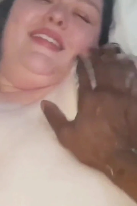 Kocam bana ve arkadaşıma seksi tutkulu masaj yapıyor