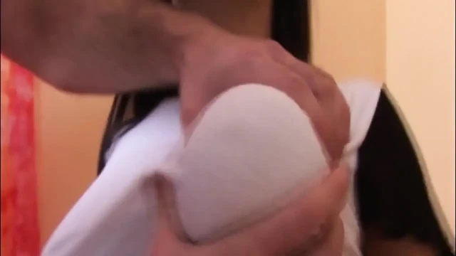 Azgın esmer hatun titreyerek orgazm olmak için sert parmaklanıyor