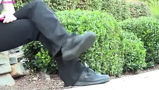 Ayakkabı oyunu çorap önizlemesi ile dışarıda sigara içen yıldız