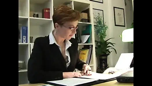 Dövmeli orta yaşlı seksi kadın anal sikişiyor