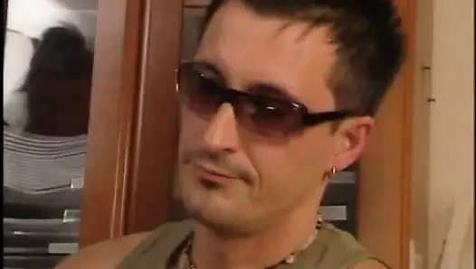 İki güzel sarışın klasik büyük bir yarakla sikiliyor ve ağzına boşalıyor