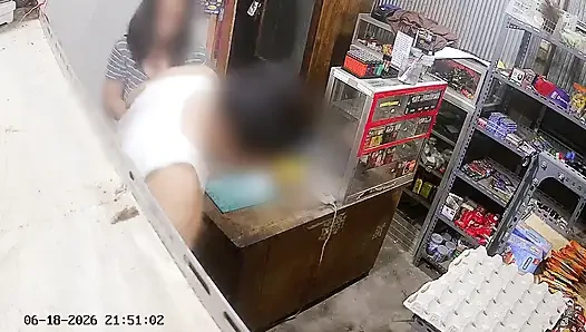 Bana külotumu gösteren bir esnaf tarafından baştan çıkarıldım