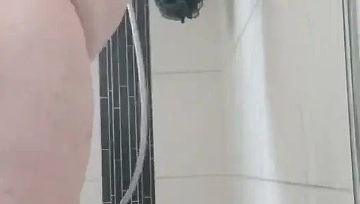 Azgın duş, evli kadınlar siyah külot ve kamburla sikişiyor